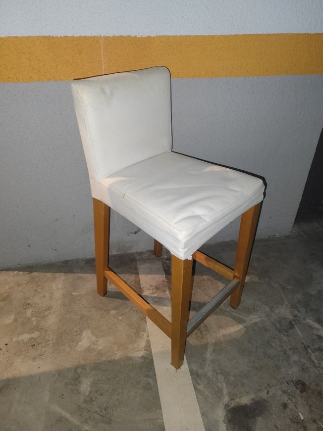Silla alta blanca y madera