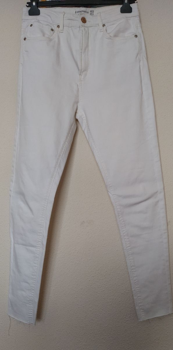 Vaqueros Stradivarius blancos