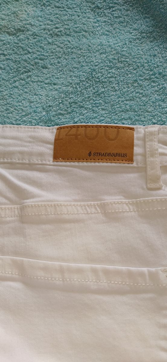Vaqueros Stradivarius blancos