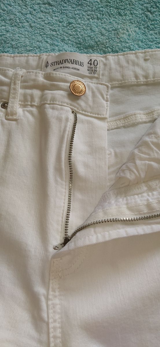 Vaqueros Stradivarius blancos