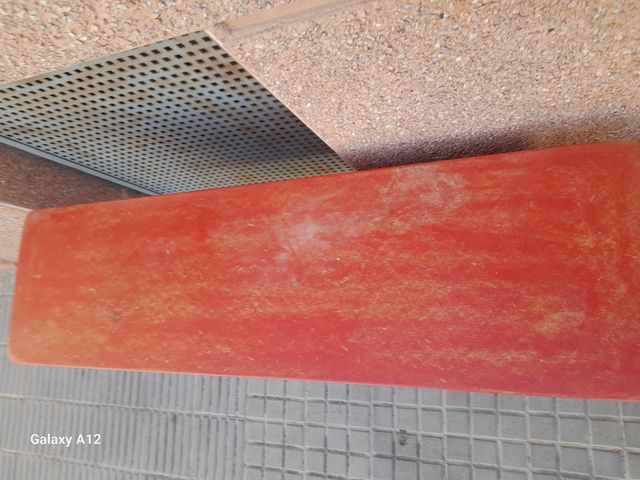 Mesa consola roja tallada