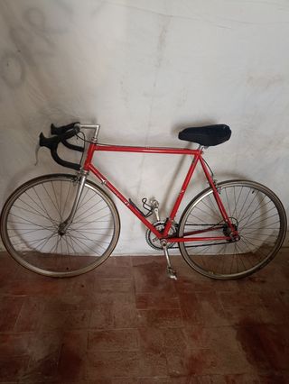 Bicicleta carretera clásica roja
