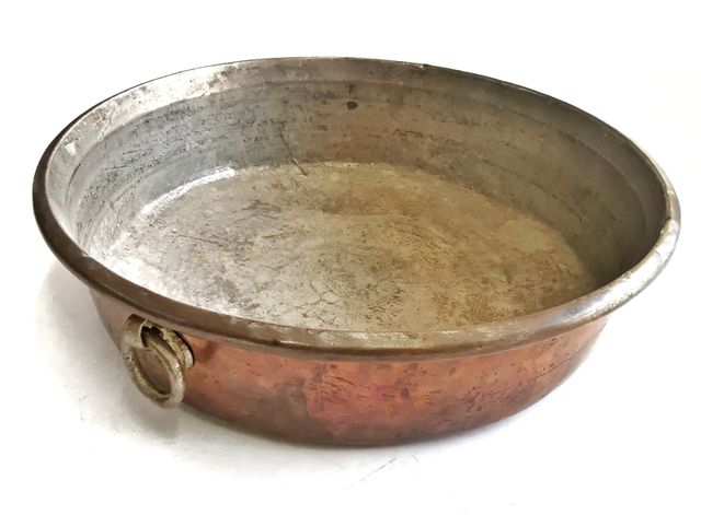 Gran molde antiguo de cobre para hornear.