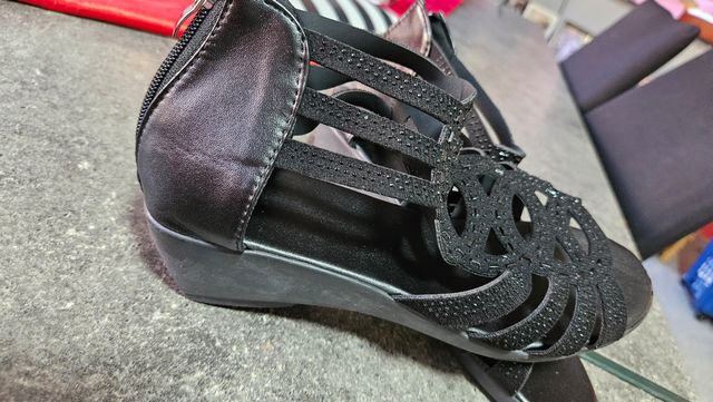 Sandalias negras con taconcito