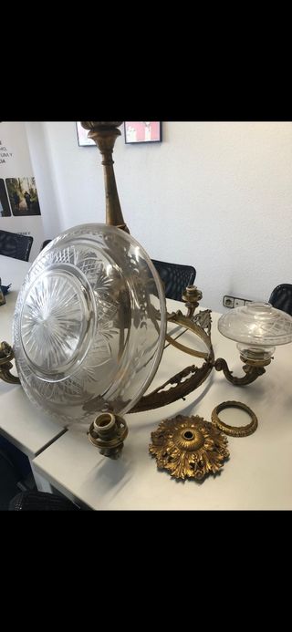 Lámpara bronce con tulipas y cristal tallado