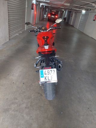Ducati Monster 821 roja