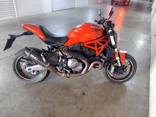 Ducati Monster 821 roja