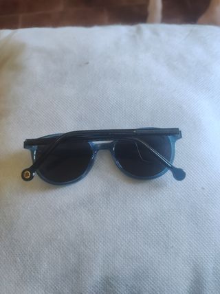 Óculos de sol azuis redondos