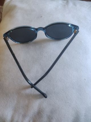 Óculos de sol azuis redondos