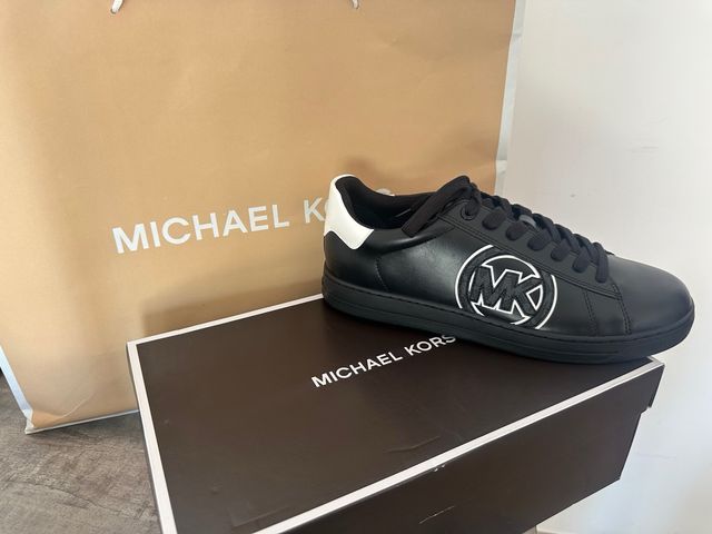 Zapatillas Michael Kors negras.