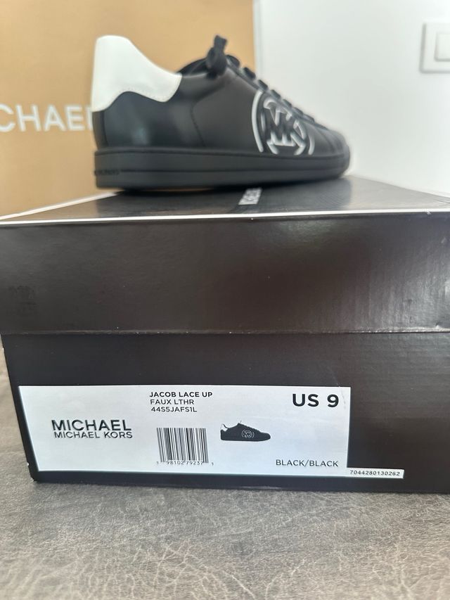 Zapatillas Michael Kors negras.