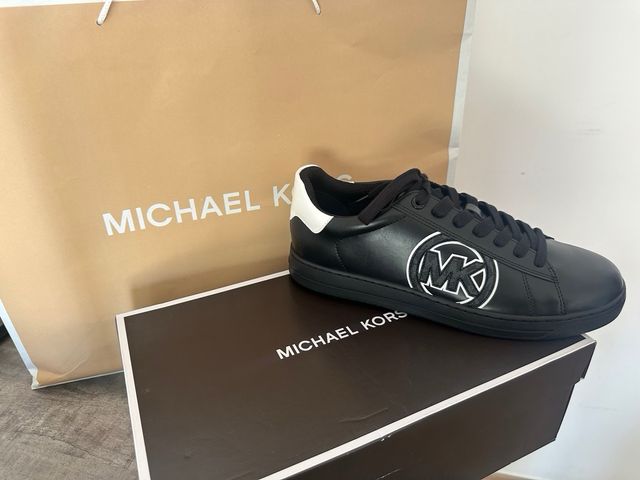 Zapatillas Michael Kors negras.