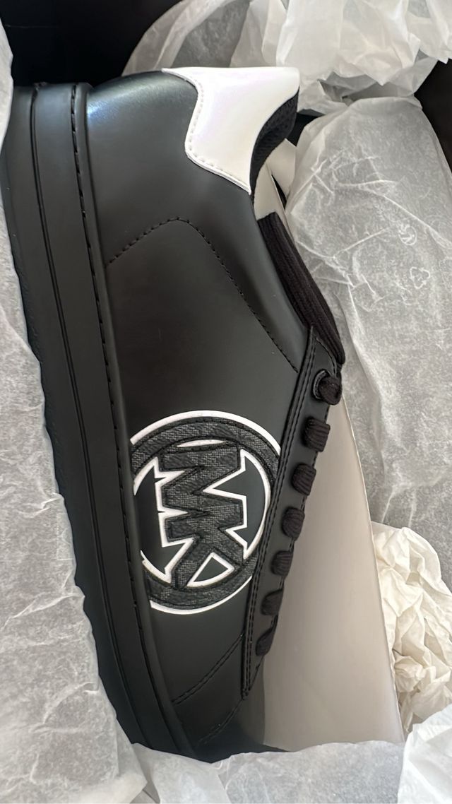 Zapatillas Michael Kors negras.