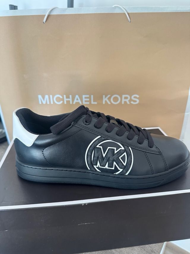 Zapatillas Michael Kors negras.