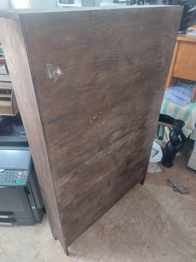 Estantería de madera marrón