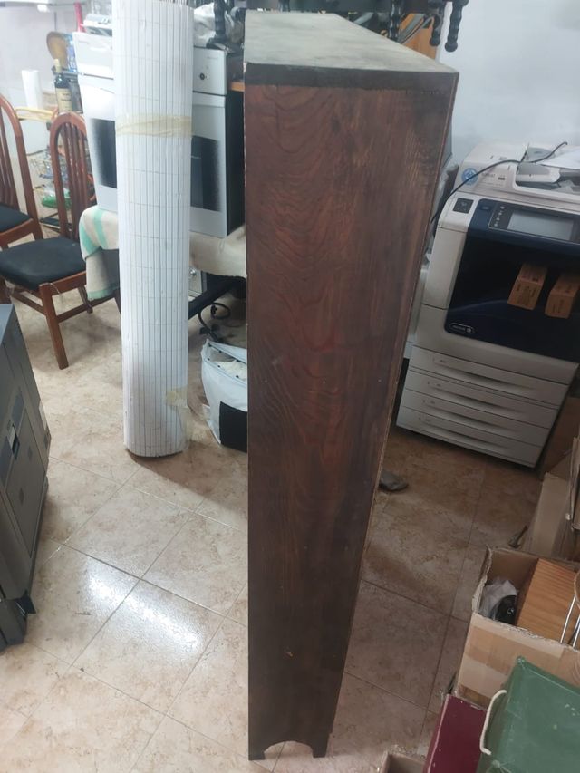 Estantería de madera marrón