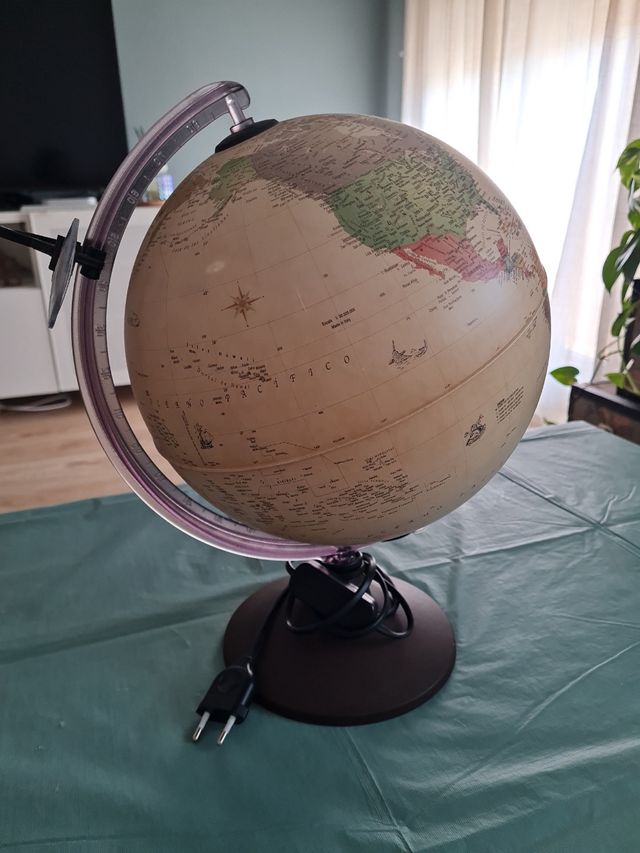 Globo terráqueo iluminado