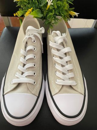 Zapatillas beige y blancas