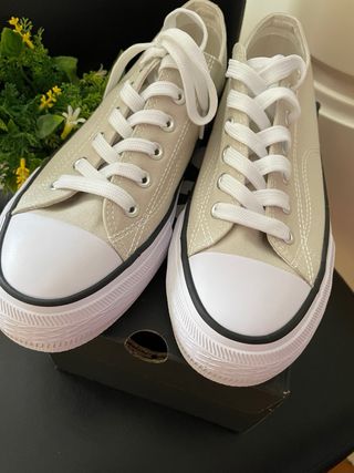 Zapatillas beige y blancas