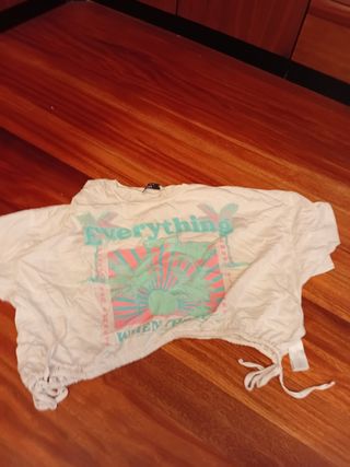 Camiseta Bershka blanca y turquesa - Talla L