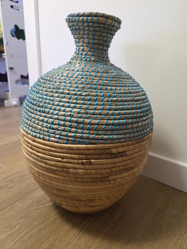 Jarrón mimbre turquesa, nuevo, con etiqueta