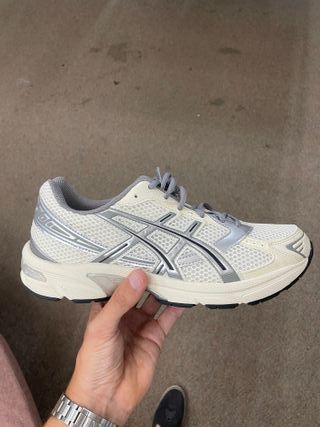 Zapatillas Asics blancas y plateadas