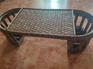 Mesa Elevación elegante de mimbre marrón