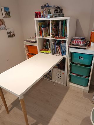 Mueble estantería con mesa