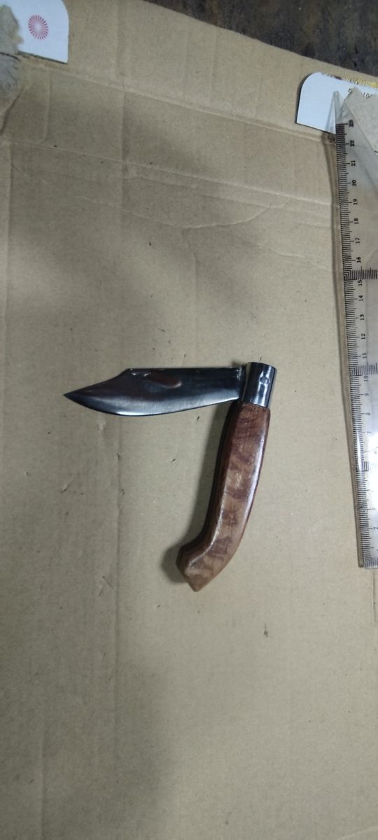 Navaja artesanal mango  madera de encina.