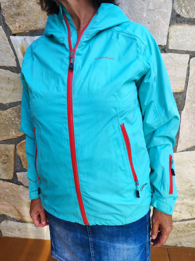 Chaqueta trekking Quechua turquesa talla XS
