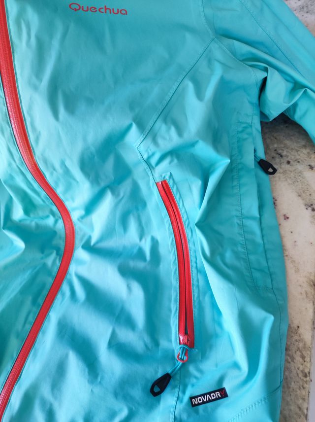 Chaqueta trekking Quechua turquesa talla XS