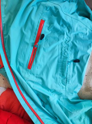 Chaqueta trekking Quechua turquesa talla XS