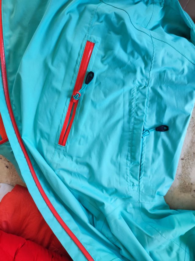 Chaqueta trekking Quechua turquesa talla XS