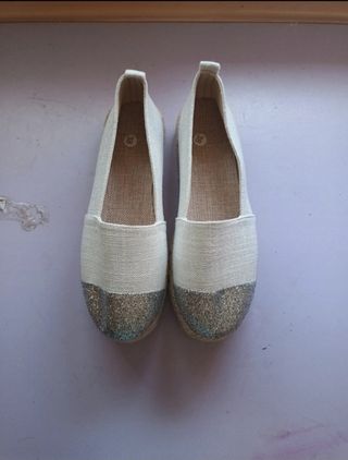 Alpargatas beige y plata