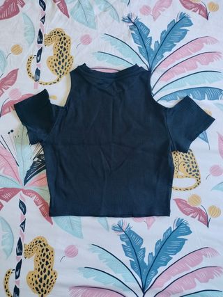 Camiseta Bershka negro - hombros al aire
