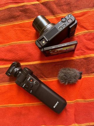 Sony ZV-1 + accesorios: cámara, trípode y micro
