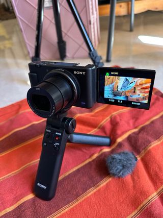 Sony ZV-1 + accesorios: cámara, trípode y micro