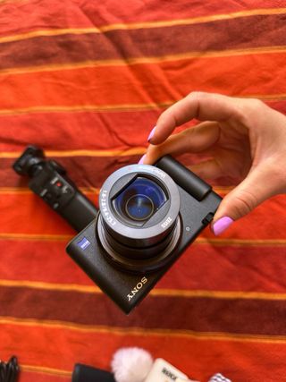 Sony ZV-1 + accesorios: cámara, trípode y micro