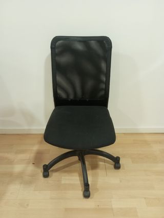 Silla oficina giratoria y regulable  negra