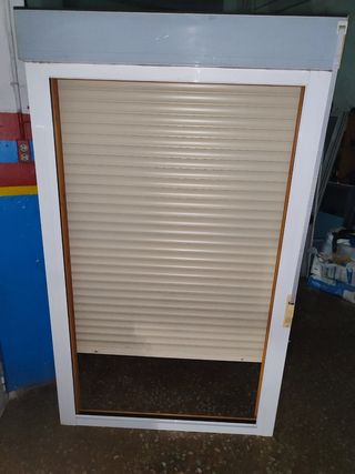 Ventana aluminio persiana beige