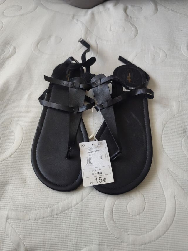 Sandalias planas negras atadas