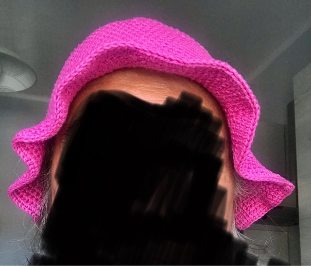 Cappello estivo rosa lavorato a maglia uncinetto