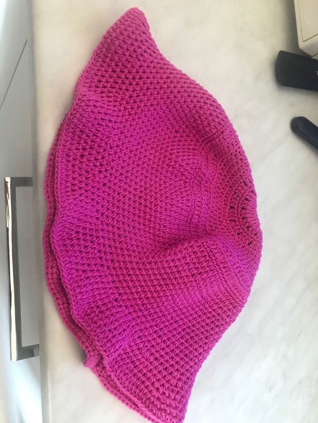 Cappello estivo rosa lavorato a maglia uncinetto