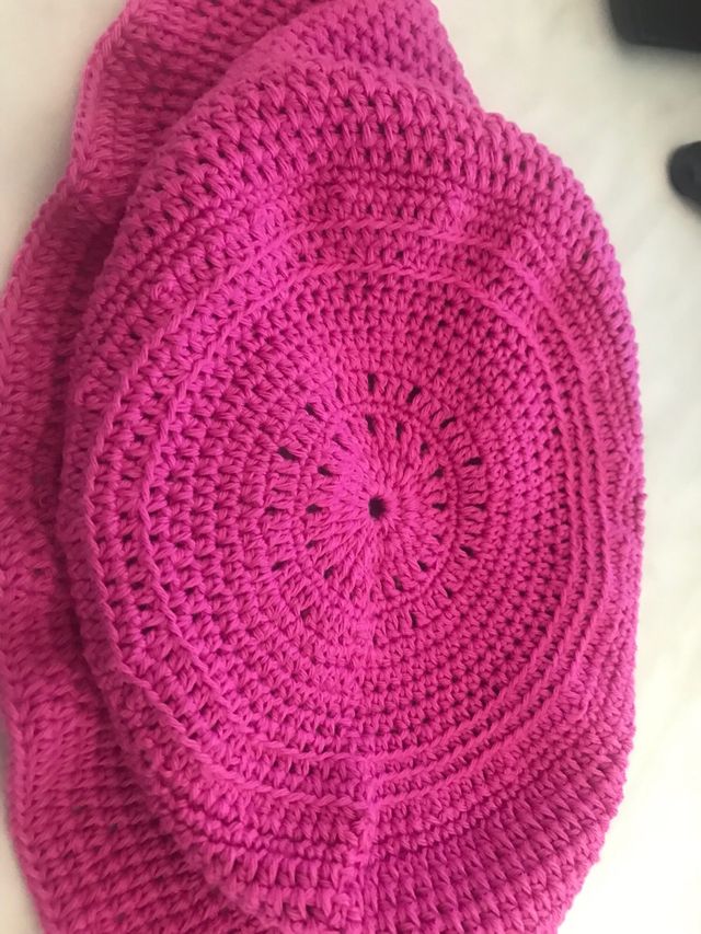 Cappello estivo rosa lavorato a maglia uncinetto