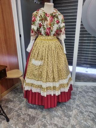 Faldas baturra  desde 125 euros 