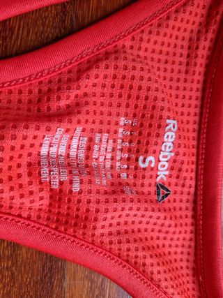 Camiseta Reebok Coral Talla S. Con top incluido.