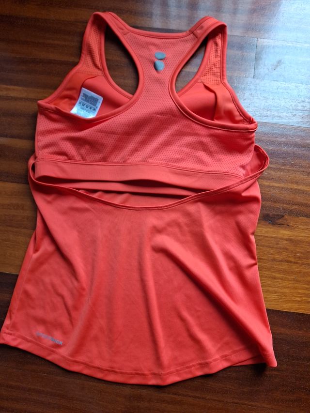 Camiseta Reebok Coral Talla S. Con top incluido.
