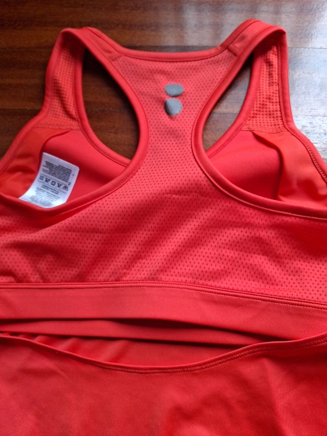 Camiseta Reebok Coral Talla S. Con top incluido.