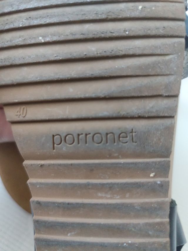 Sandalias planas negras y plateadas