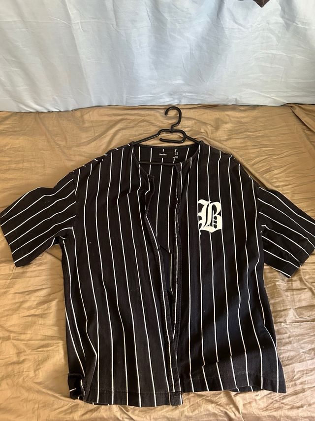 Camisa béisbol negra | rayas blancas
